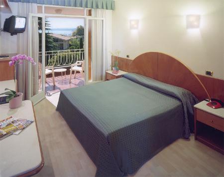 Hotel Continental Garda  Exterior photo