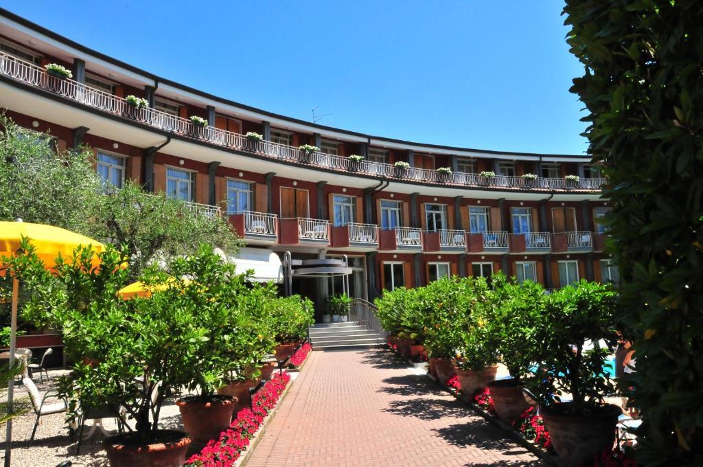 Hotel Continental Garda  Exterior photo