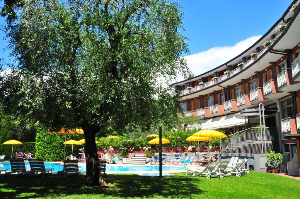 Hotel Continental Garda  Exterior photo